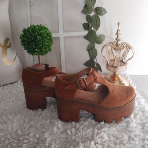 Brand: Mundo Footwear